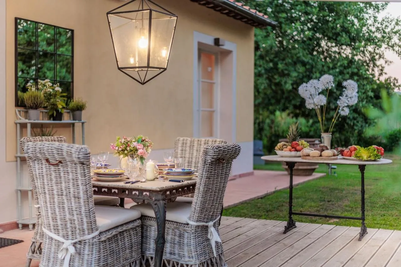 Villa Bassotta, A Charming Cottage Lucca 0*,  İtalya
